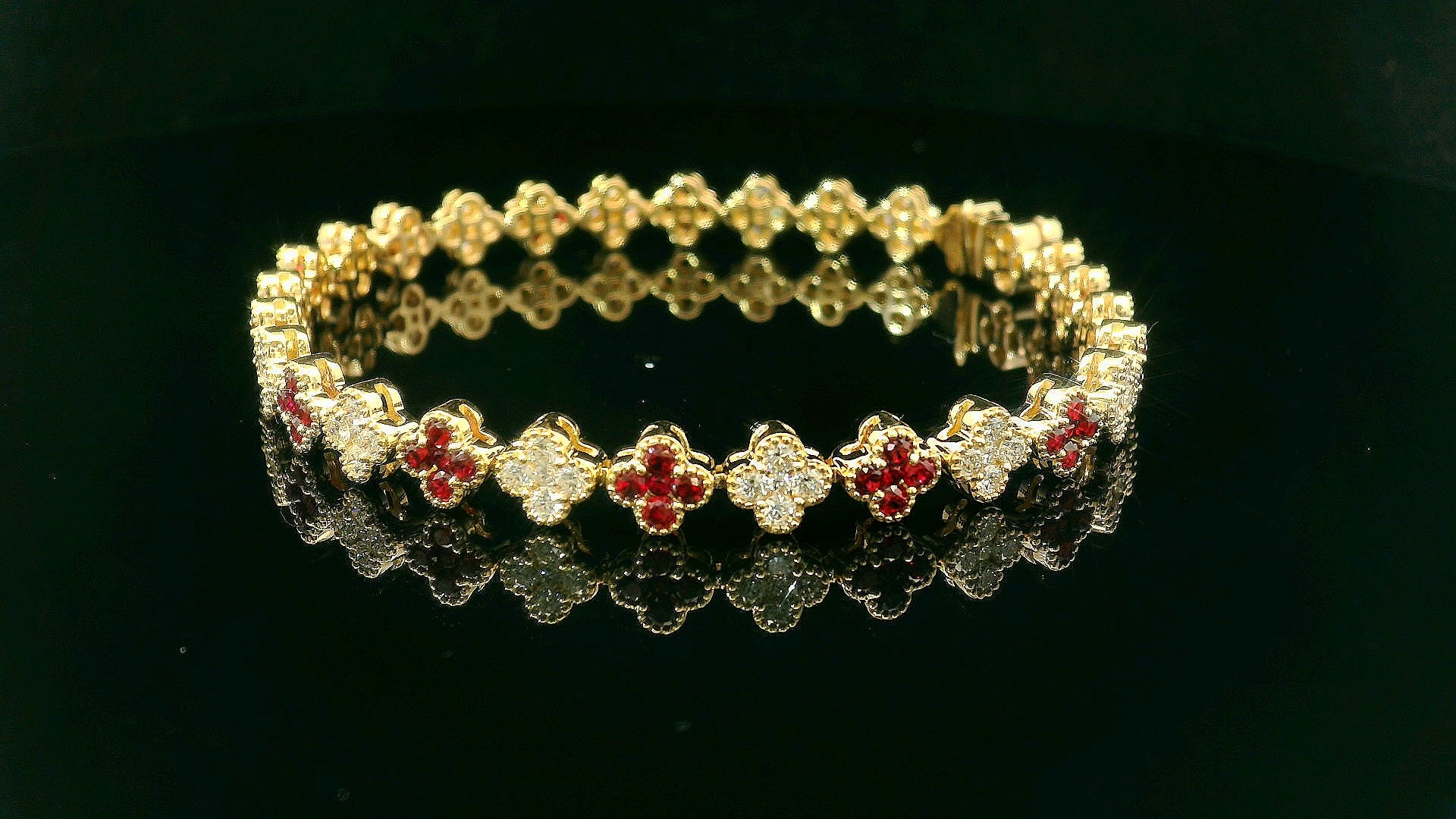 Clover White Diamonds and Ruby Bracelet for Sale