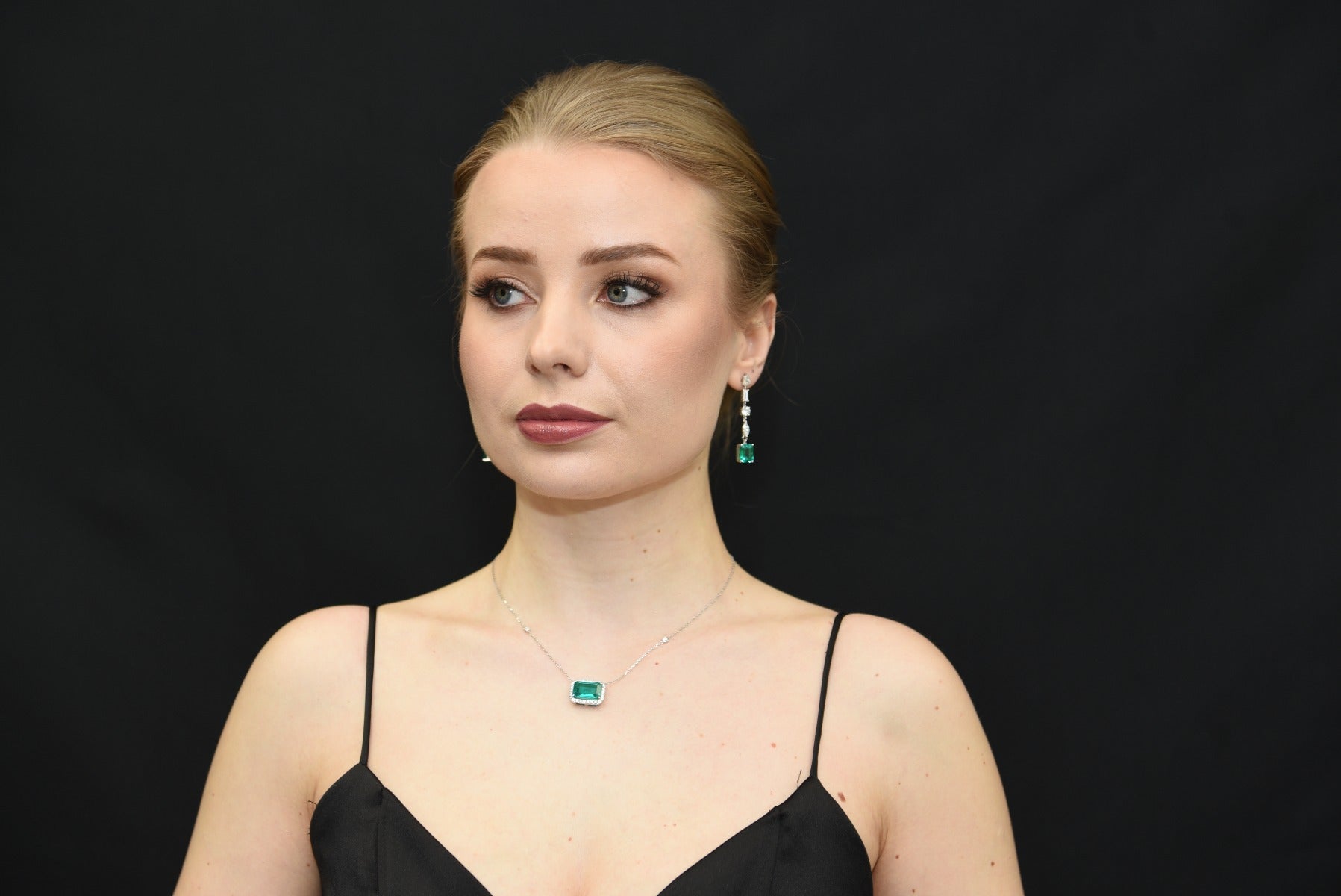 Green Emerald Halo Necklace White Gold - Elgrissy Diamonds