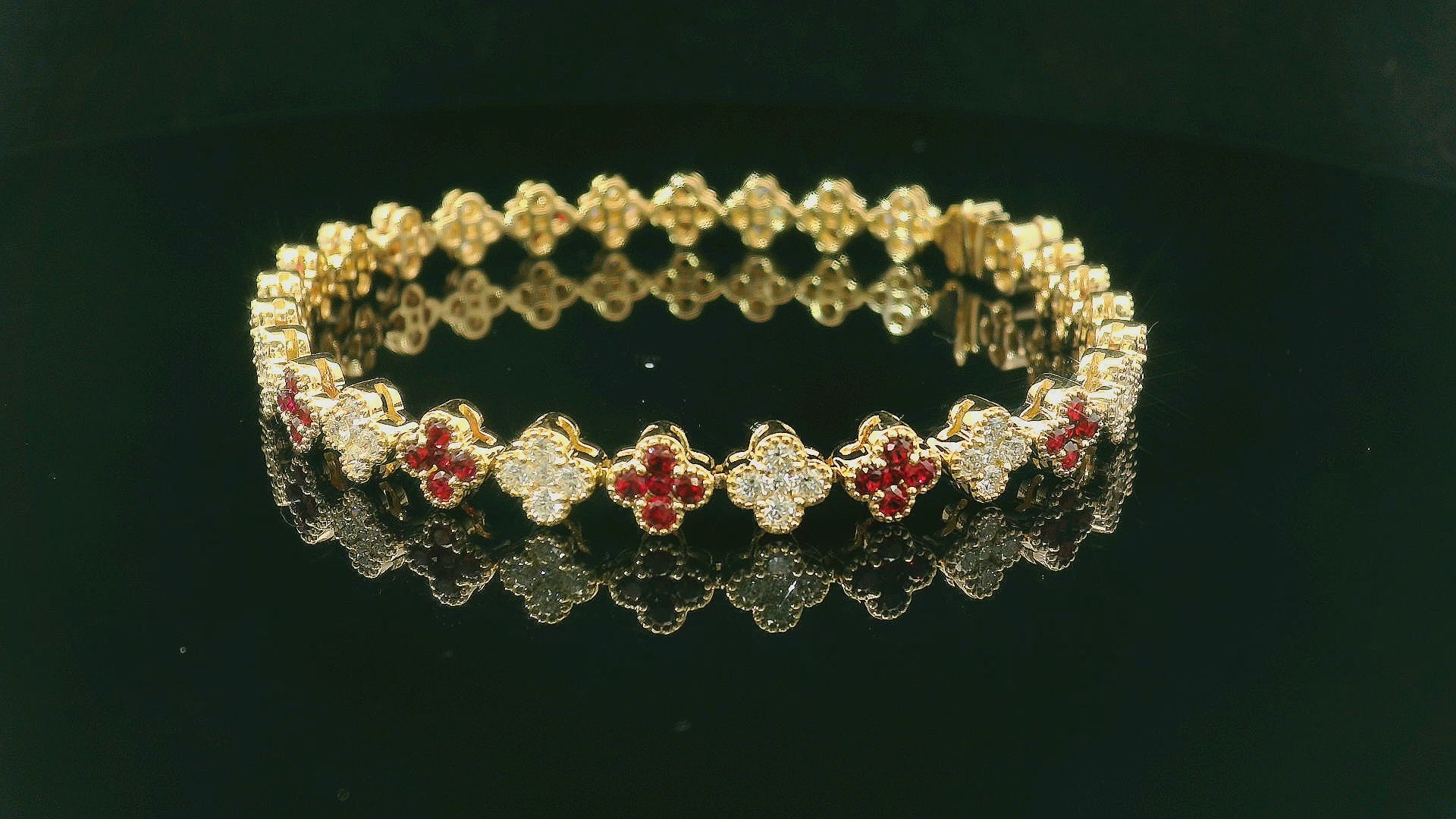 Clover White Diamonds and Ruby Bracelet for Sale